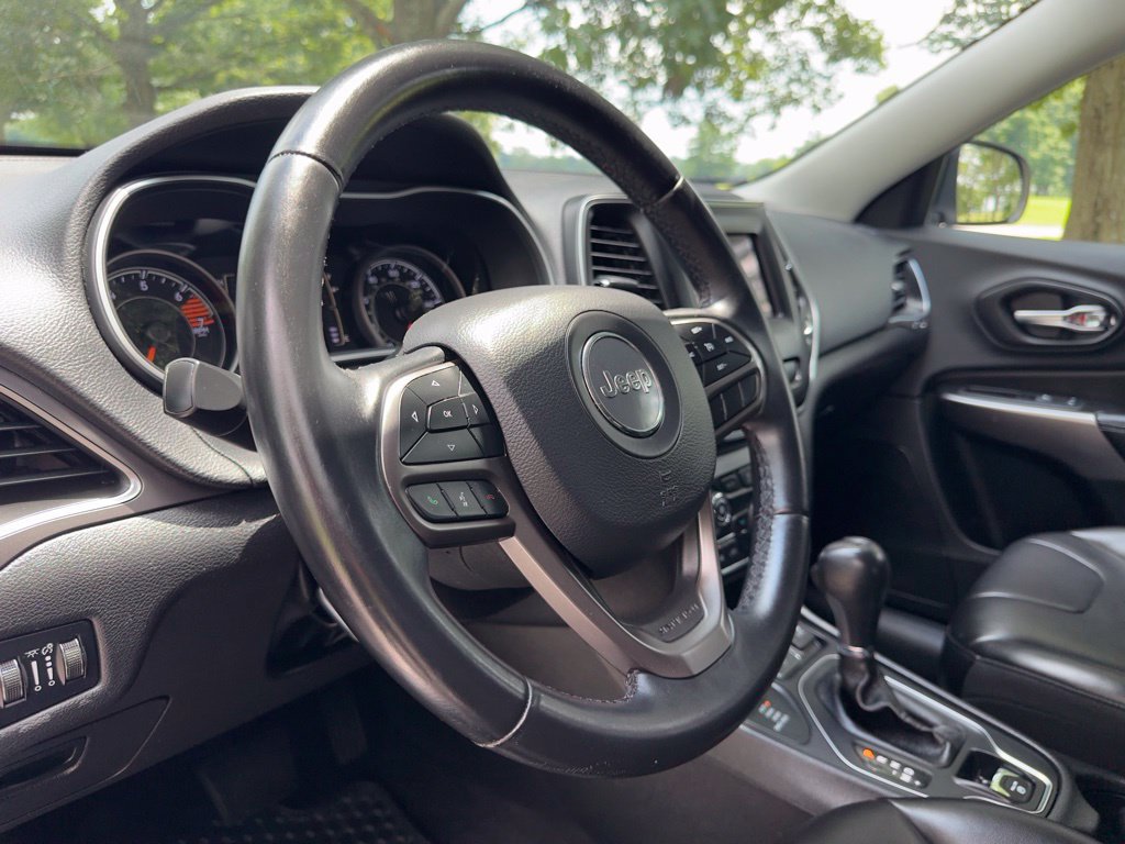 Used 2019 Jeep Cherokee Latitude Plus AWD/4WD image 23