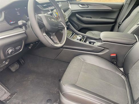 New 2025 Jeep Grand Cherokee Altitude image 11