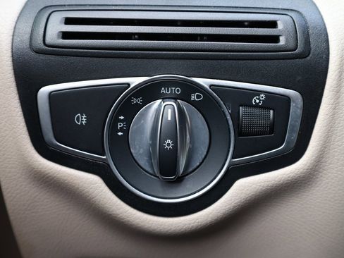 Used 2022 Mercedes-Benz GLC 300 image 36