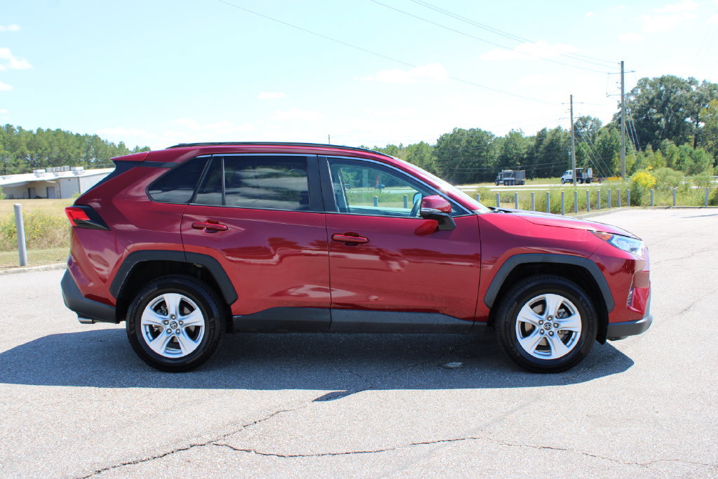 Used 2020 Toyota RAV4 XLE w/ Convenience Package FWD image 4