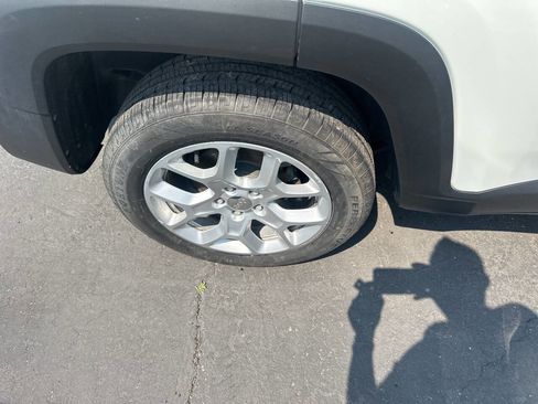 Used 2018 Jeep Renegade Latitude w/ Cold Weather Group image 8