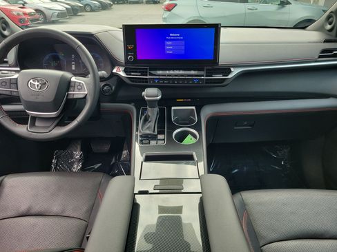 Used 2025 Toyota Sienna XSE w/ XSE Premium Package FWD image 9