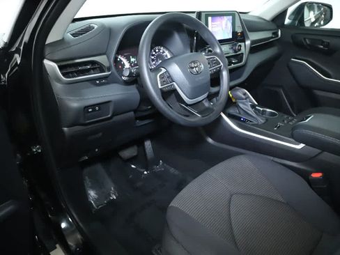 Used 2023 Toyota Highlander L FWD image 17