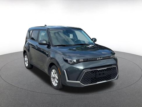Used 2025 Kia Soul LX w/ LX Technology Package FWD image 3