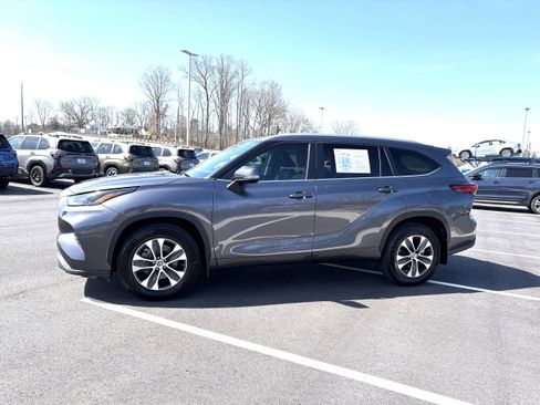 Used 2023 Toyota Highlander XLE image 8