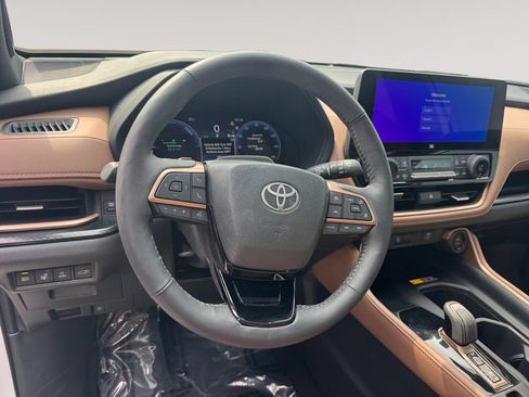 Used 2025 Toyota Grand Highlander AWD Hybrid image 12