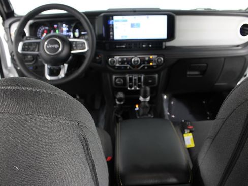 Used 2025 Jeep Wrangler Unlimited Sahara AWD/4WD image 9