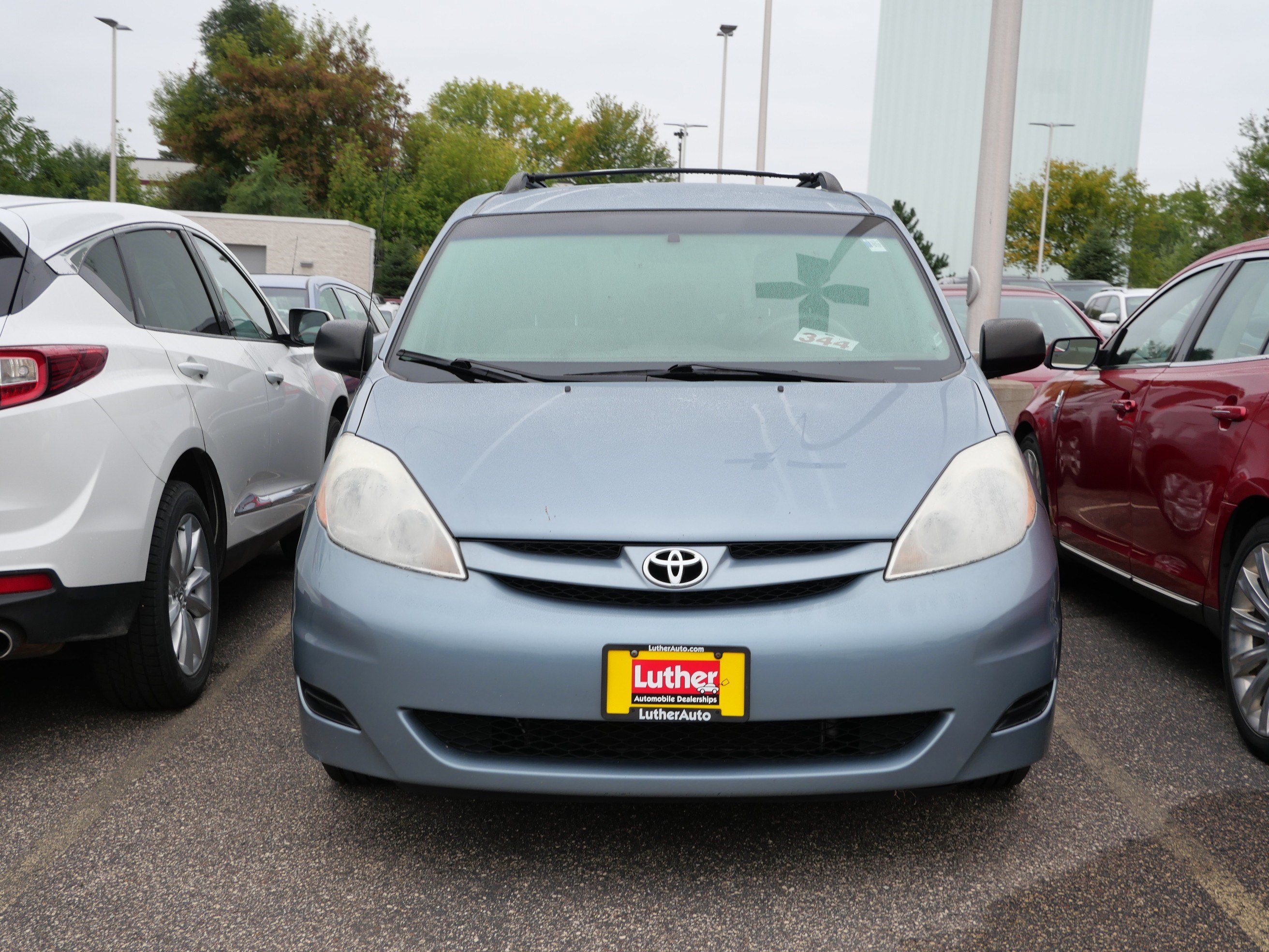 Used 2010 Toyota Sienna LE FWD image 2