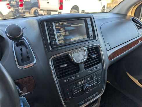 Used 2016 Chrysler Town & Country Touring image 19