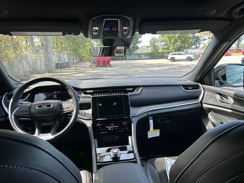 New 2025 Jeep Grand Cherokee Altitude image 22