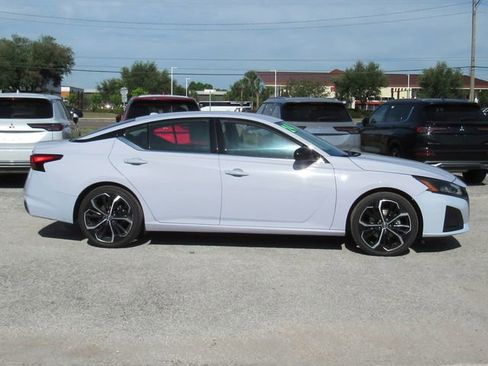 Used 2024 Nissan Altima 2.5 SR FWD image 2