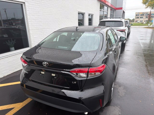 Used 2027 Toyota Corolla LE FWD image 3