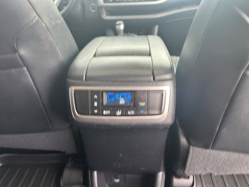 Used 2019 Toyota Highlander XLE AWD/4WD image 32