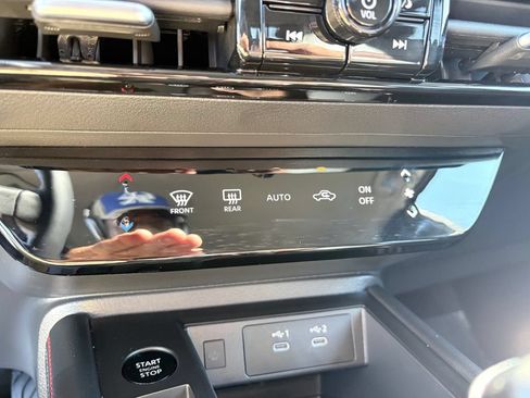 Used 2025 Nissan Kicks SR FWD image 15