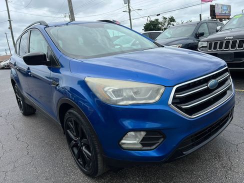 Used 2017 Ford Escape SE w/ SE Sport Appearance Package FWD image 4
