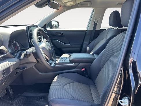 Used 2022 Toyota Highlander LE AWD/4WD image 9