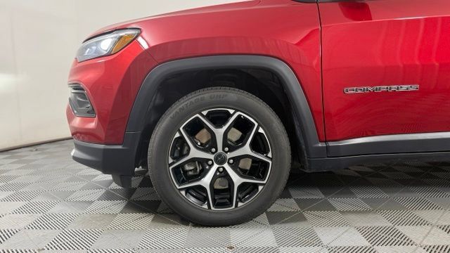 Used 2025 Jeep Compass Limited AWD/4WD image 9