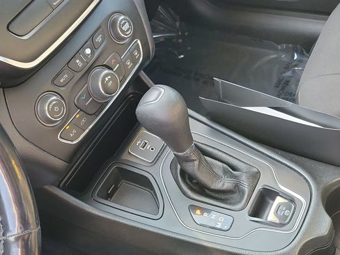 Certified 2020 Jeep Cherokee Latitude w/ Cold Weather Group FWD image 13
