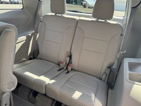Used 2019 GMC Acadia SLE w/ LPO, Black Accent Package FWD image 18