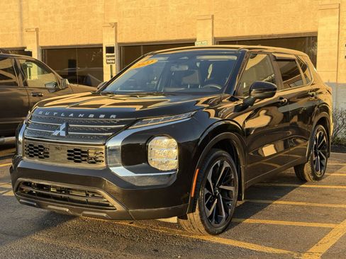 Used 2022 Mitsubishi Outlander ES image 3