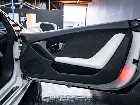 Used 2016 Lamborghini Huracan LP 610-4 image 10