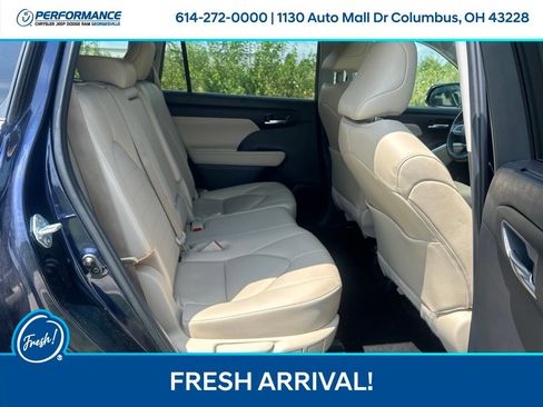 Used 2023 Toyota Highlander XLE AWD/4WD image 14