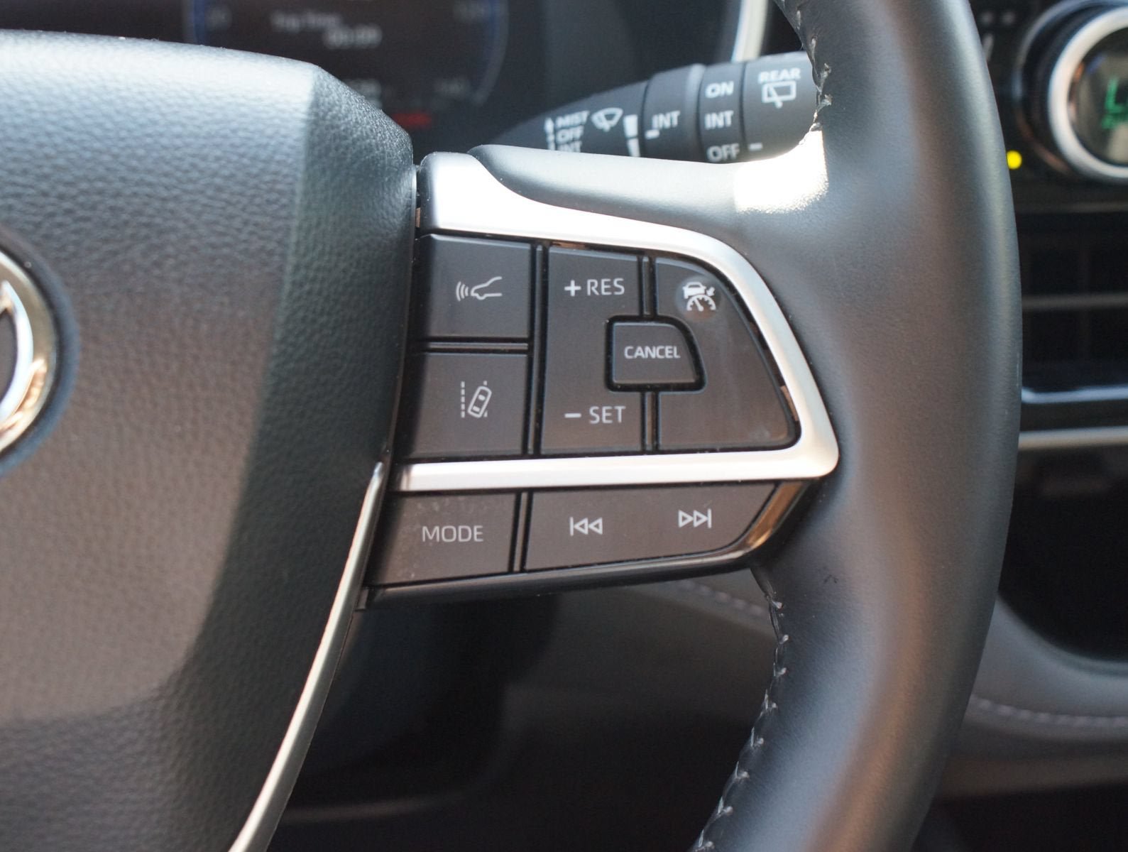 Used 2024 Toyota Highlander Limited FWD image 11