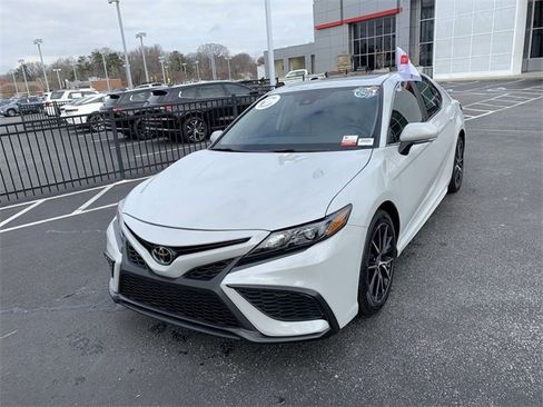 Used 2024 Toyota Camry SE image 1