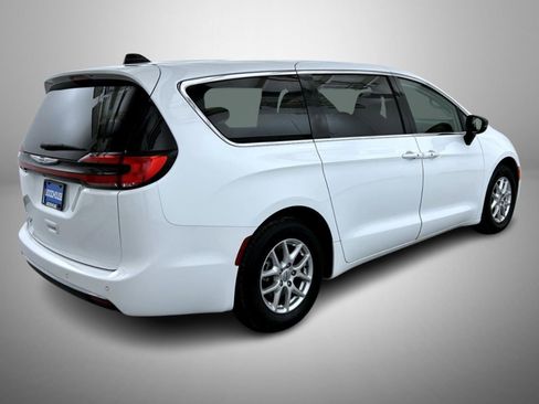 Used 2024 Chrysler Pacifica Touring-L FWD image 5