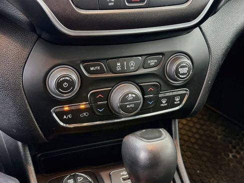 Used 2020 Jeep Cherokee Trailhawk w/ Cold Weather Group AWD/4WD image 19