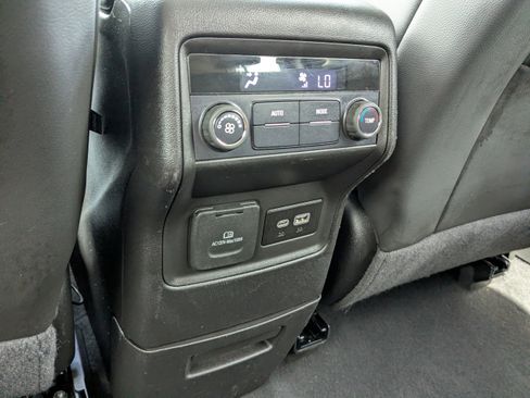 Used 2023 GMC Acadia SLT AWD/4WD image 16