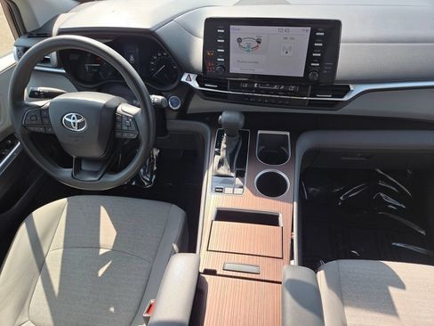 Used 2024 Toyota Sienna LE FWD image 29