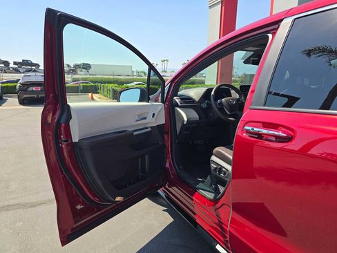 Certified 2024 Toyota Sienna Platinum FWD image 22