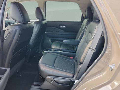 Used 2023 Nissan Pathfinder Platinum image 12