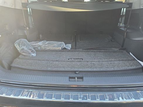 Used 2022 Volkswagen Tiguan SE w/ Panoramic Sunroof Package image 8