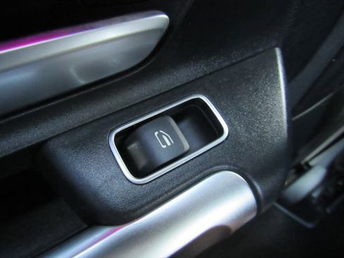 Used 2022 Mercedes-Benz GLB 250 w/ Premium Package Lite image 31