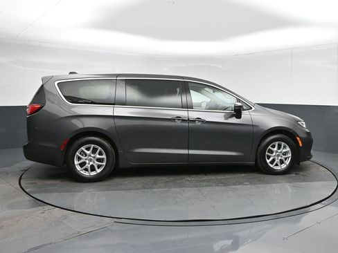 Used 2023 Chrysler Pacifica Touring-L image 8