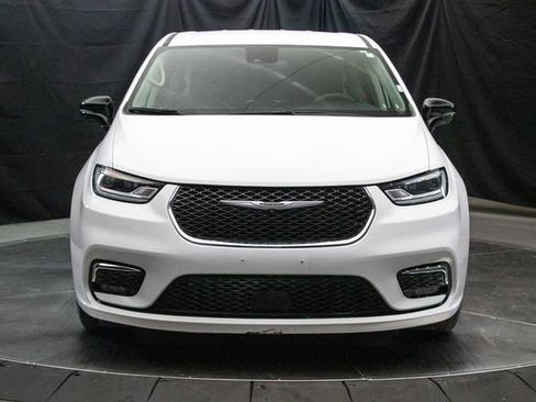 Used 2024 Chrysler Pacifica Touring-L FWD image 5