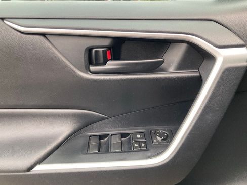 Used 2021 Toyota RAV4 LE FWD image 12