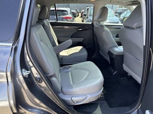 Used 2022 Toyota Highlander Platinum AWD/4WD image 11