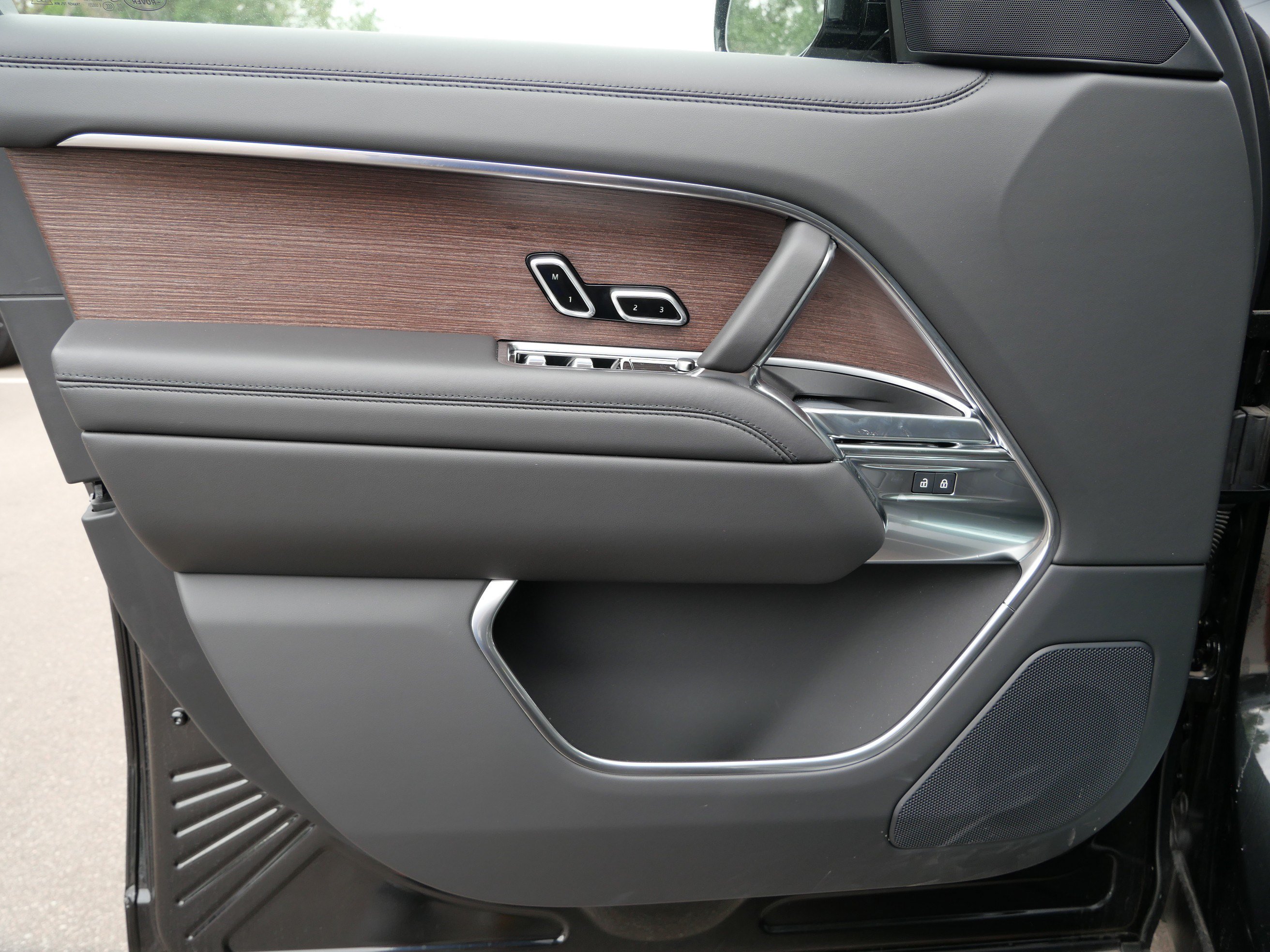 New 2026 Land Rover Range Rover Long Wheelbase SE AWD/4WD image 4