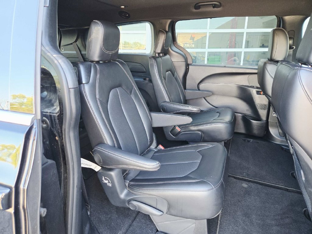 Certified 2025 Chrysler Pacifica Select FWD image 16