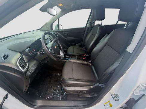 Used 2022 Chevrolet Trax LT w/ LT Convenience Package image 18