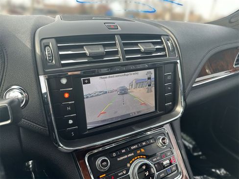 Used 2017 Lincoln Continental Select image 24