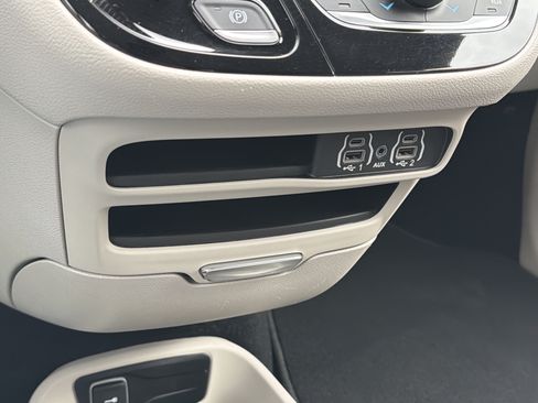 Used 2023 Chrysler Pacifica Touring-L FWD image 24