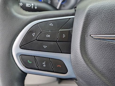 Used 2023 Chrysler Pacifica Touring-L image 23