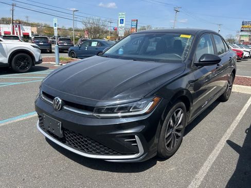 Used 2025 Volkswagen Jetta SE image 1