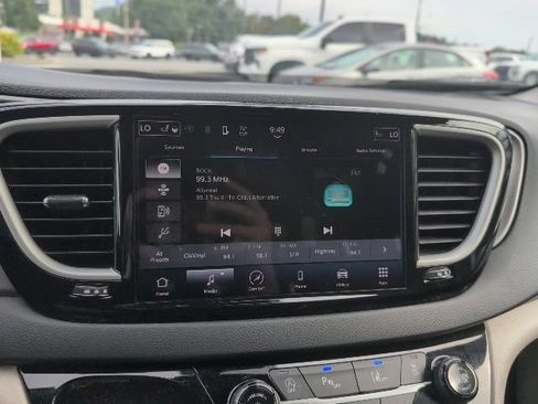 Used 2024 Chrysler Pacifica Touring-L FWD image 23