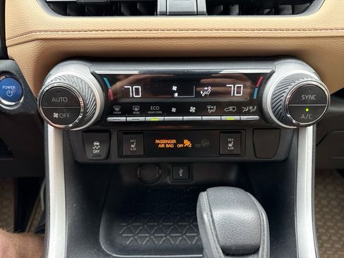 Used 2020 Toyota RAV4 XLE w/ Convenience Package image 12