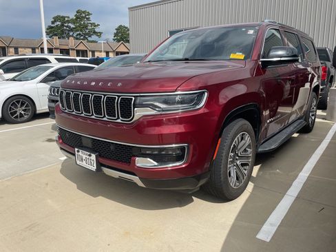 Used 2024 Jeep Wagoneer L Series II w/ Flexible Seating Group RWD image 1